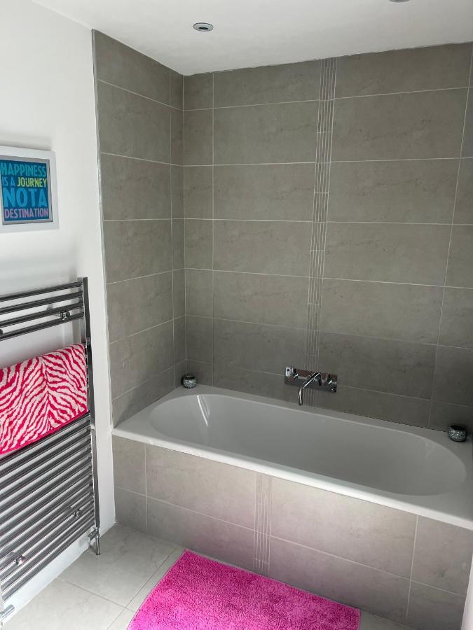 Fitzy'S Bunker - Modern Beach Apartment Ardglass エクステリア 写真